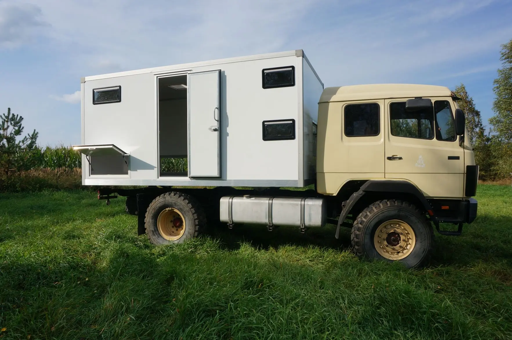 Kamper ekspedycyjny Mercedes 4x4 DoKa 1